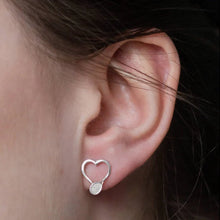 Kép betöltése a galériamegjelenítőbe: Teniszütő szívalakú fülbevaló | Strokeside Designs