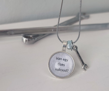 Lade das Bild in den Galerie-Viewer, Evezős nyaklánc - Van egy tízes kulcsod?