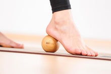 Lade das Bild in den Galerie-Viewer, Massageball - Buchenholz, 7 cm | rollendes Holz