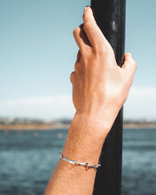 Lade das Bild in den Galerie-Viewer, Ruderarmband - kleines Paddel aus Federn | Strokeside-Designs