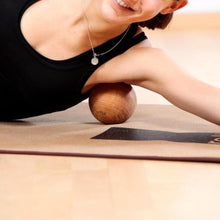 Lade das Bild in den Galerie-Viewer, Masszázs golyó - kőrisfa, 10 cm | rollholz