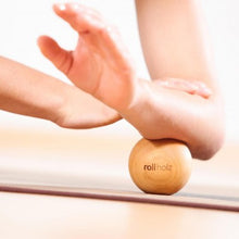 Load image into Gallery viewer, Masszázs golyó - kőrisfa, 10 cm | rollholz