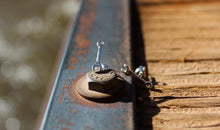 Lade das Bild in den Galerie-Viewer, Evezős fülbevaló - tízes kulcs | Strokeside Designs