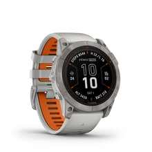 Kép betöltése a galériamegjelenítőbe: Garmin | FENIX 7X PRO SAPPHIRE SOLAR, TITÁNIUM, KÖDSZÜRKE-NARANCS SZÍNŰ SZILIKON SZÍJJAL (ED XD)
